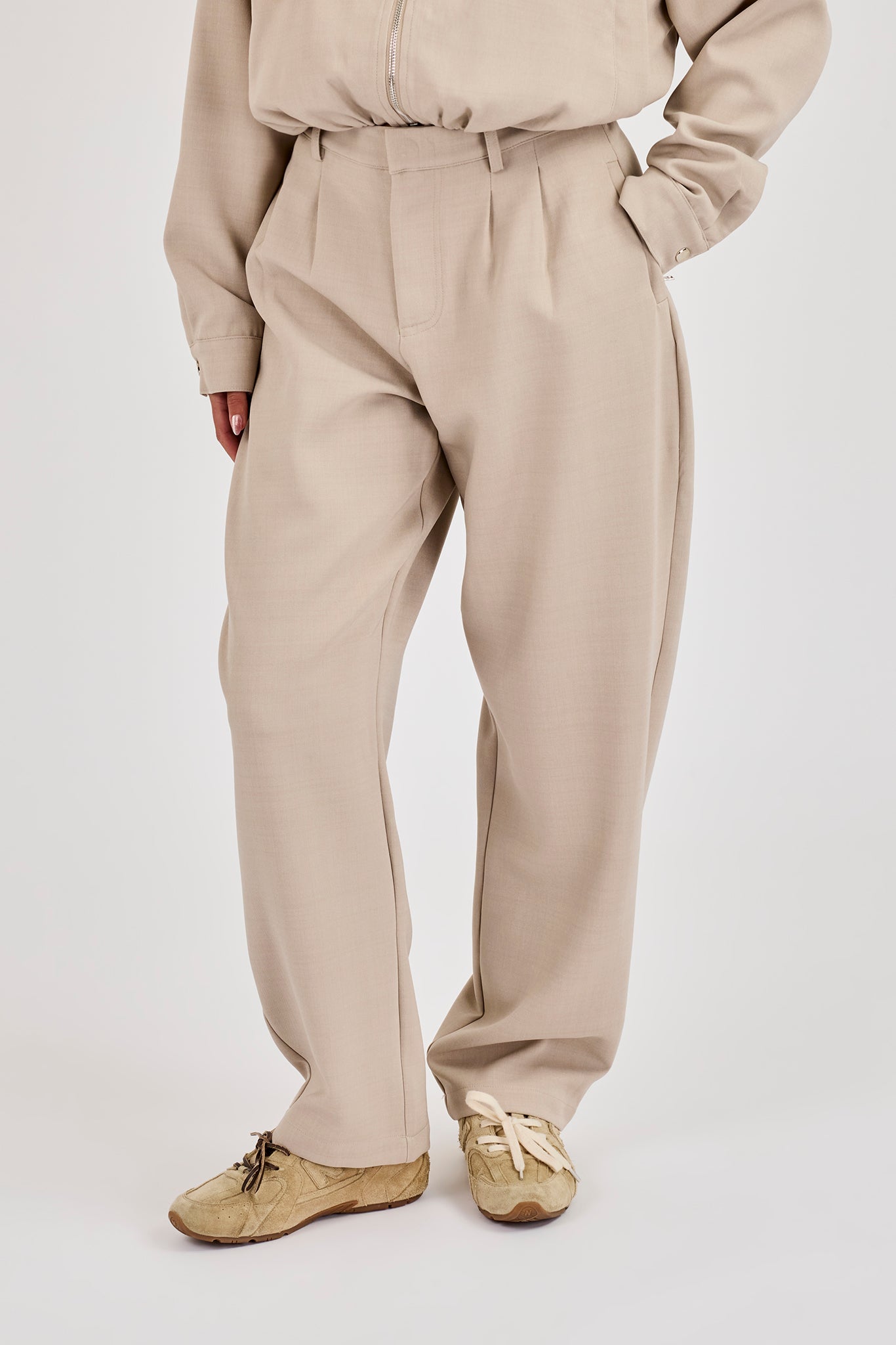 Gewebte Hose mit ausgestelltem Bein – Beige
