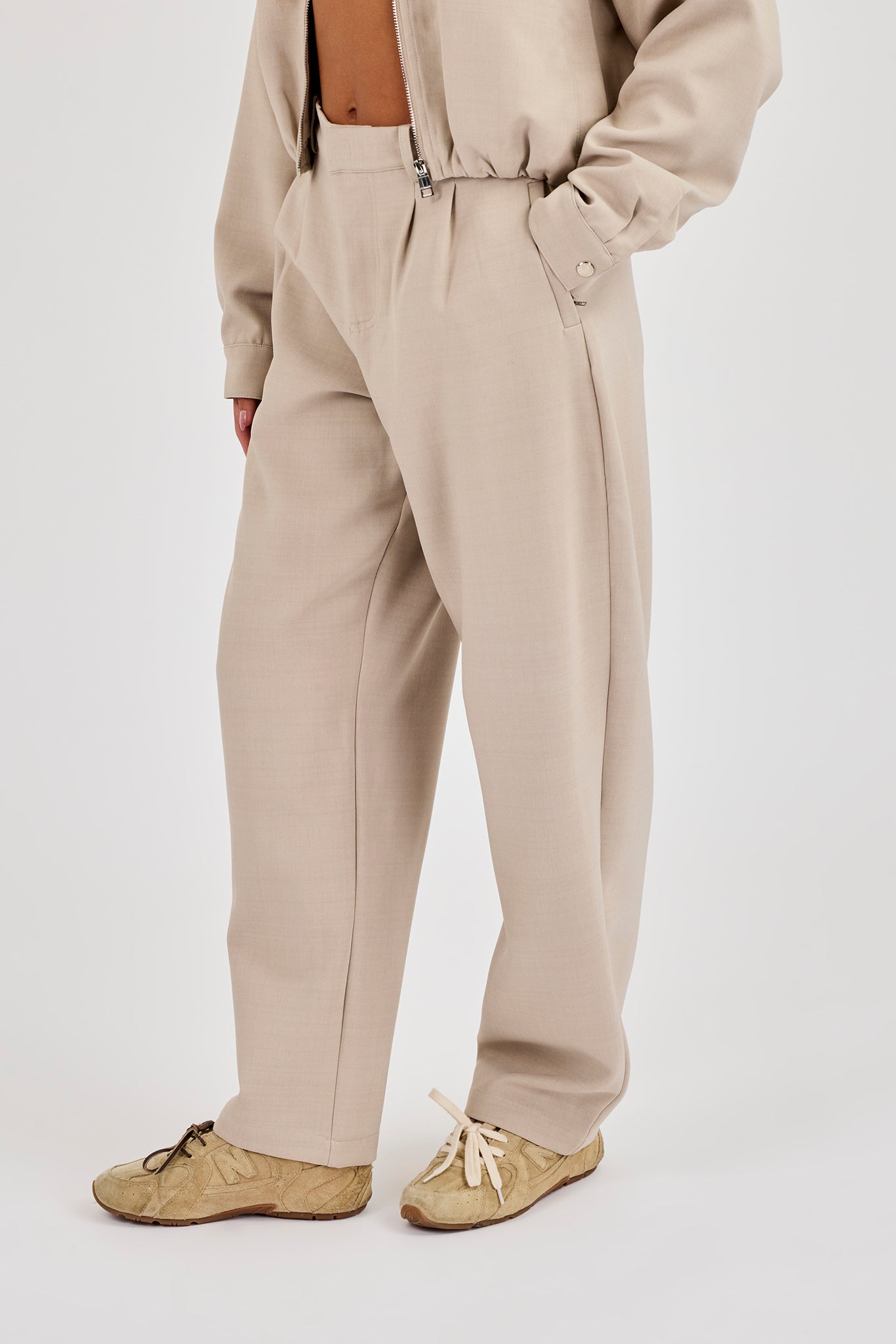 Gewebte Hose mit ausgestelltem Bein – Beige