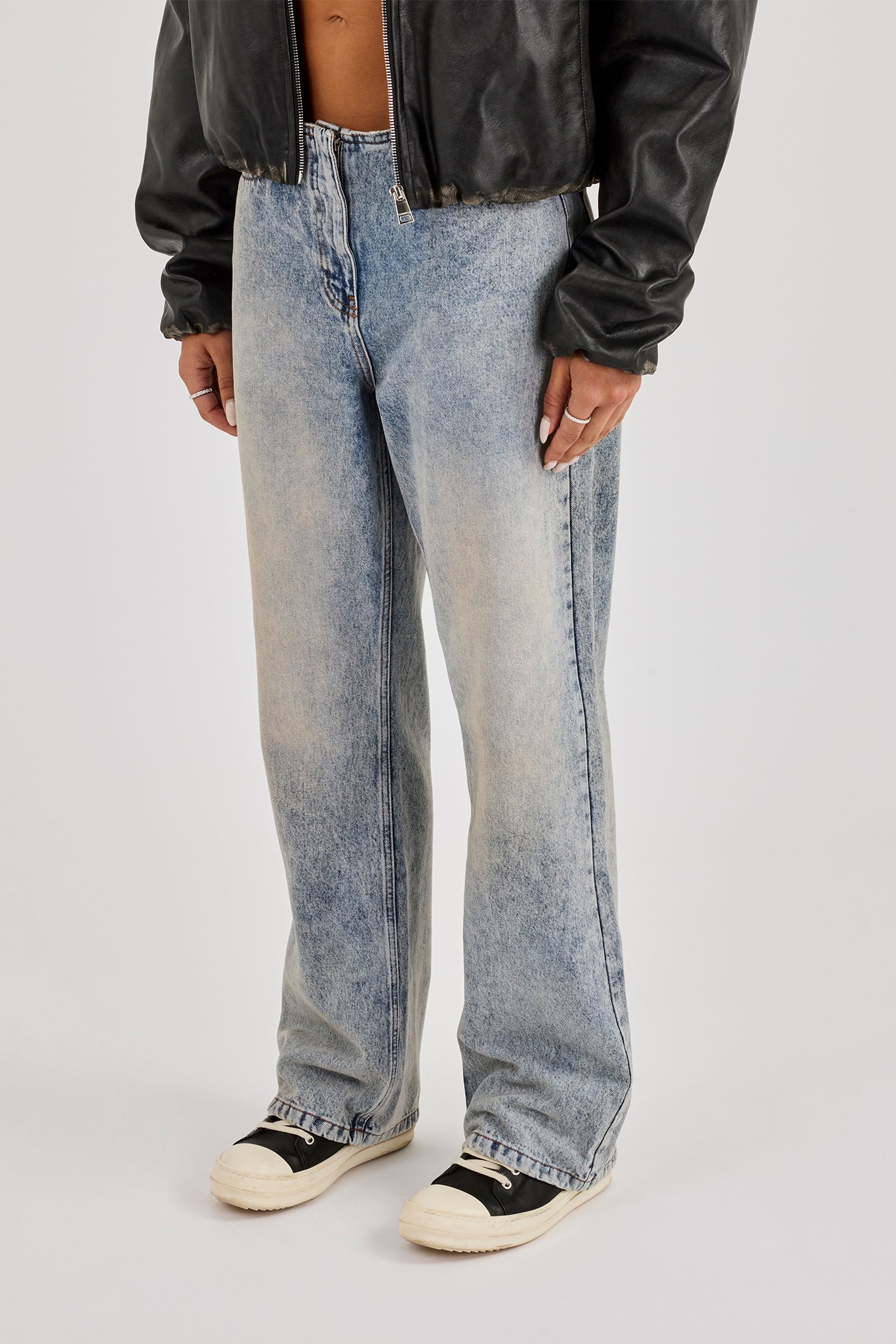 Jeans mit mittelhohem Bund und lockerer Passform – Antik-Waschung