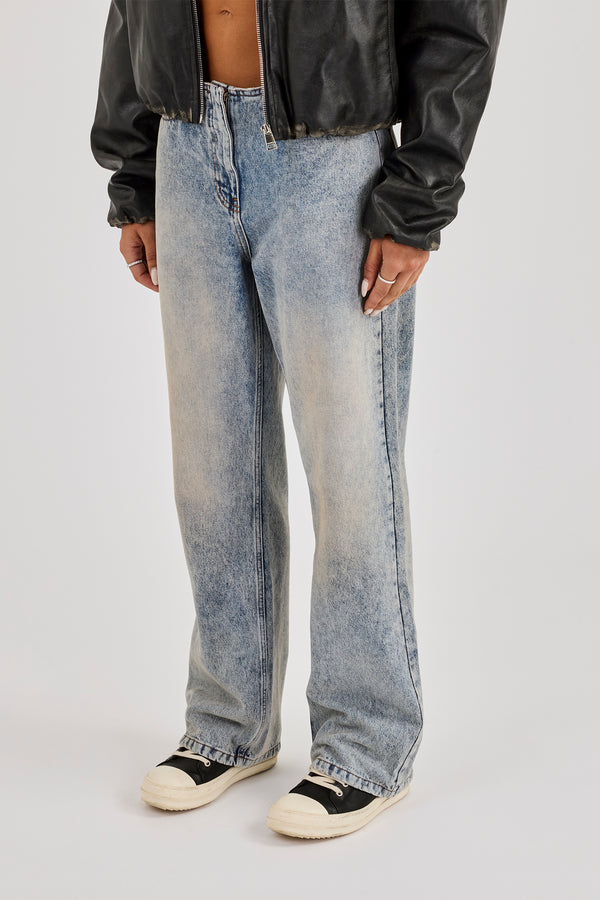 Jeans mit mittelhohem Bund und lockerer Passform – Antik-Waschung