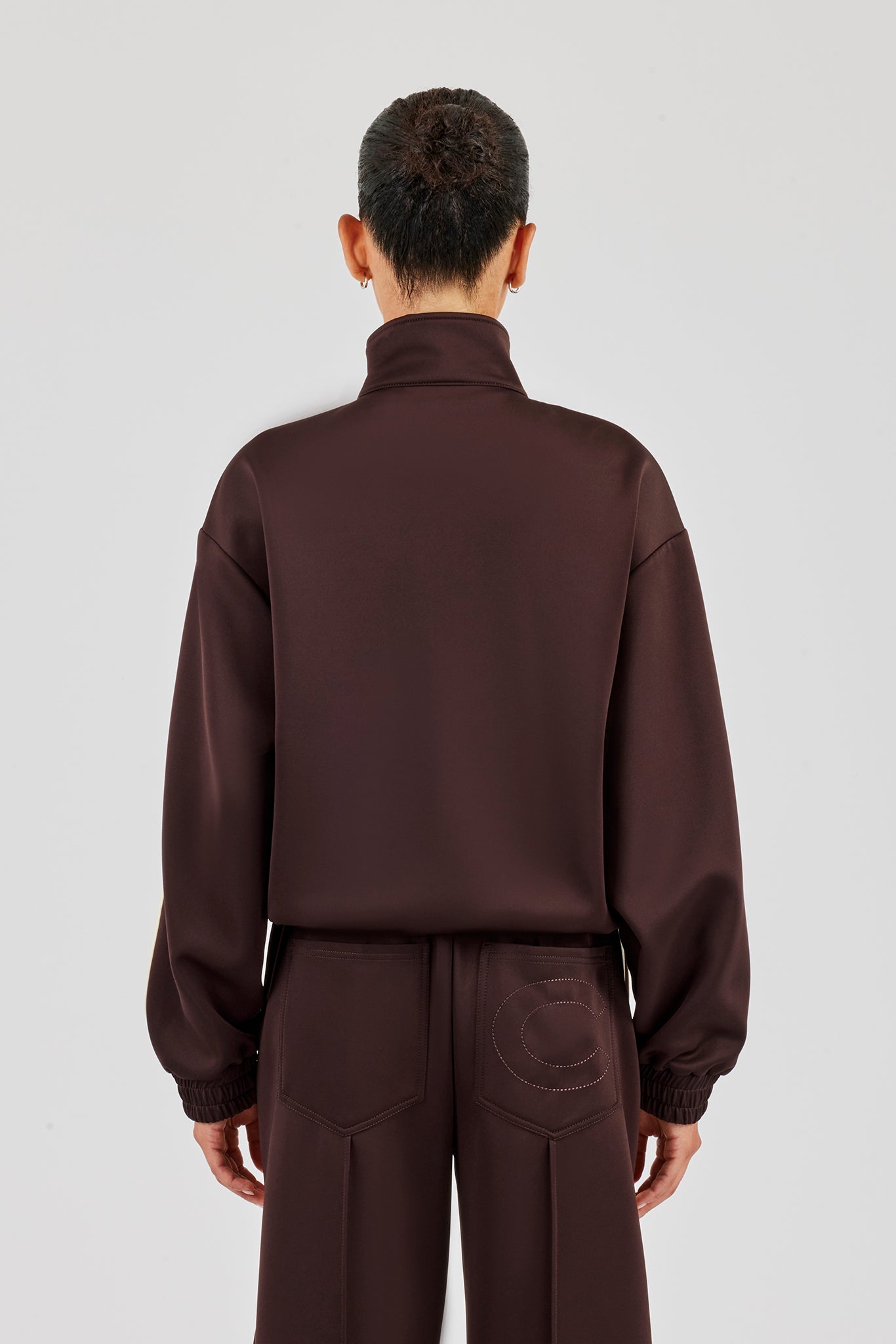 Buttergelbe Trainingsjacke mit Trichterhalsausschnitt und durchgehendem Reißverschluss - Schokolade