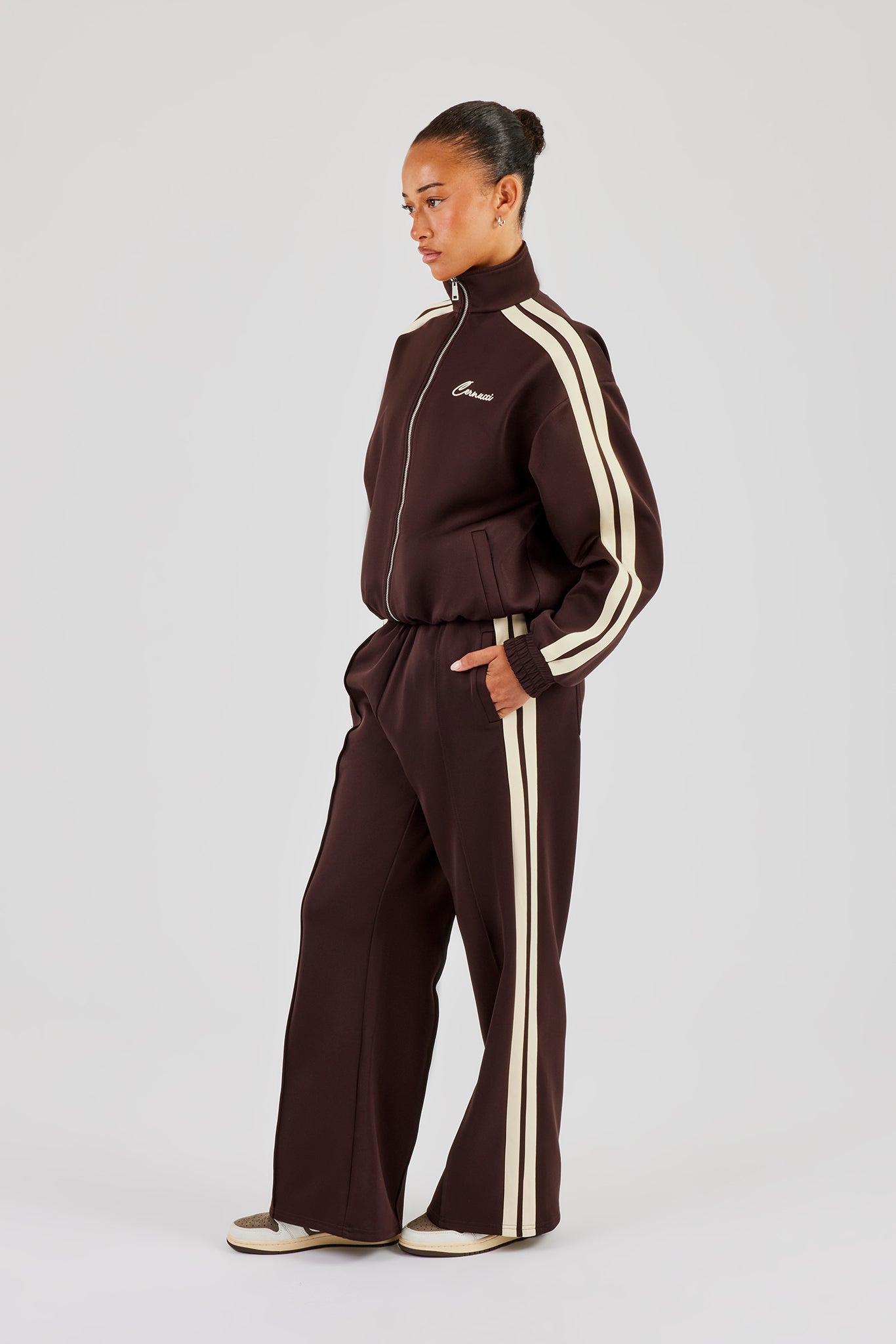 Trainingshose mit weitem Bein und buttergelbem Zierband - Schokolade