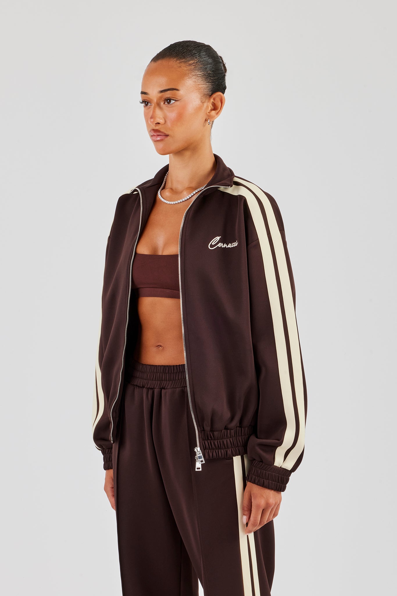 Buttergelbe Trainingsjacke mit Trichterhalsausschnitt und durchgehendem Reißverschluss - Schokolade