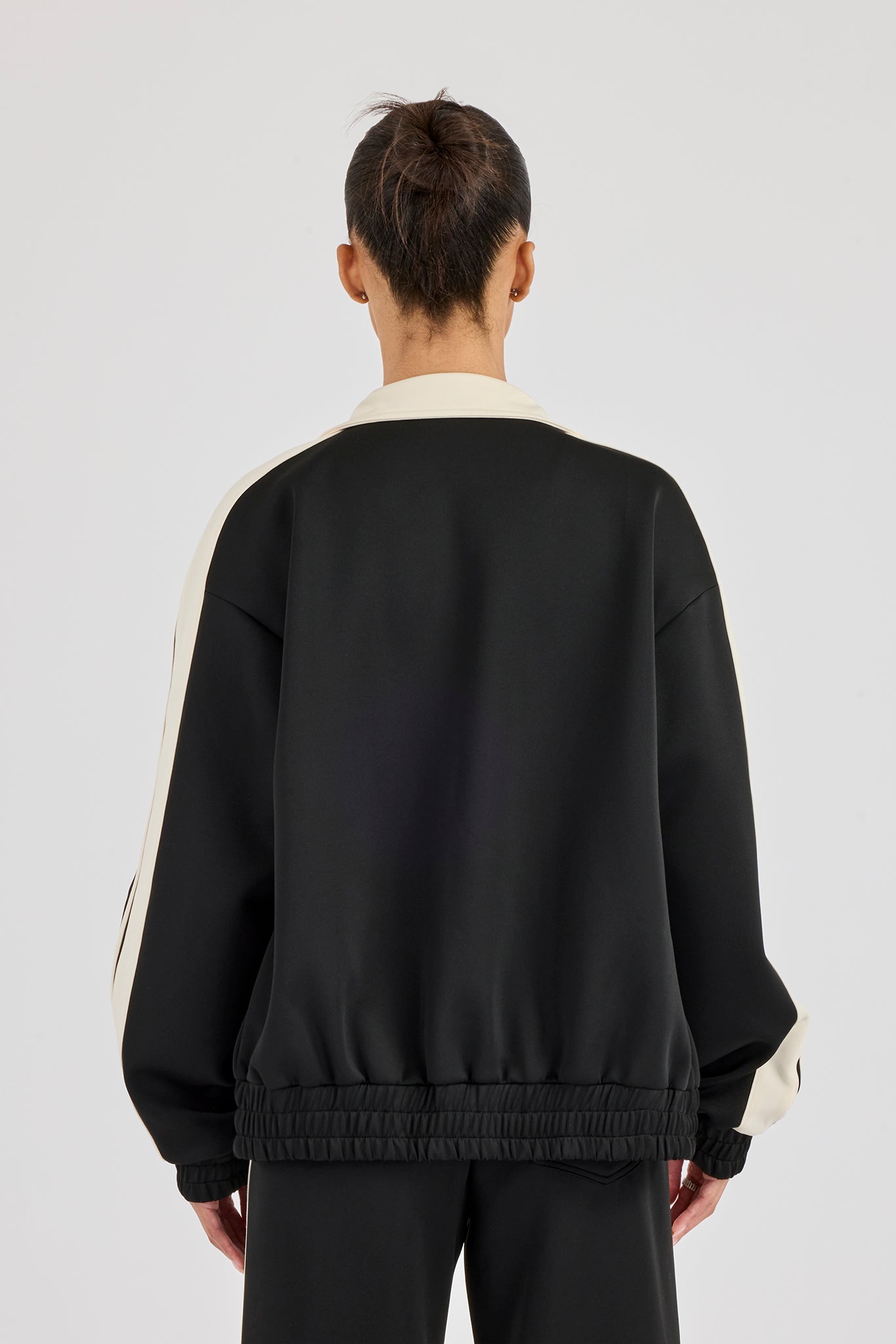 Trainingsjacke mit kontrastfarbenem Kragen – Schwarz