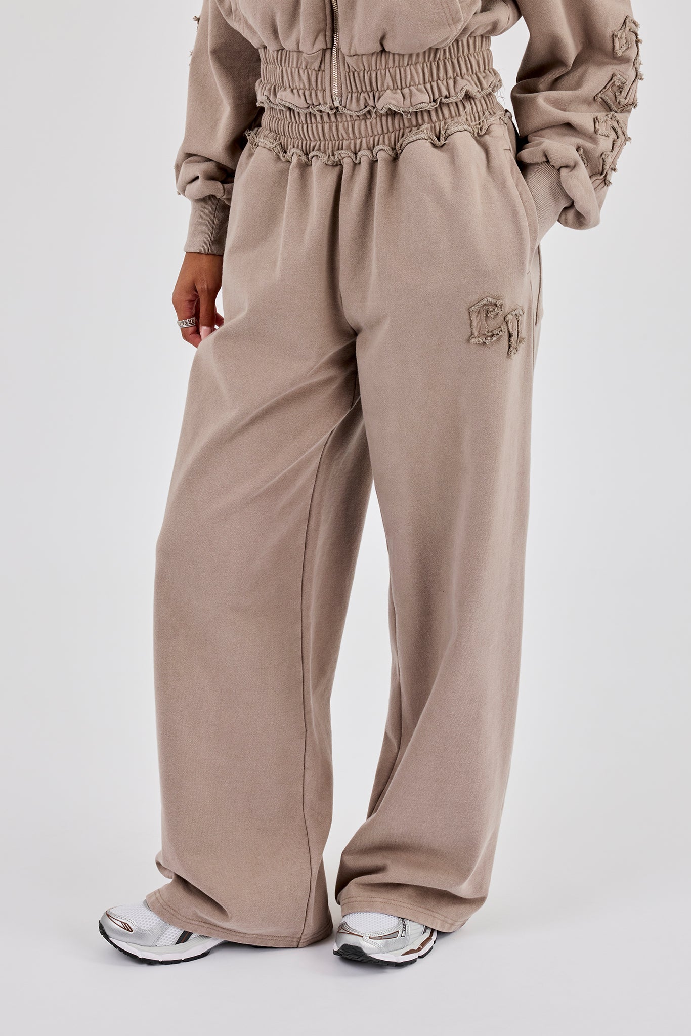 Applikationen, locker fallender Jogginganzug mit weitem Bein – Verwaschenes Taupe