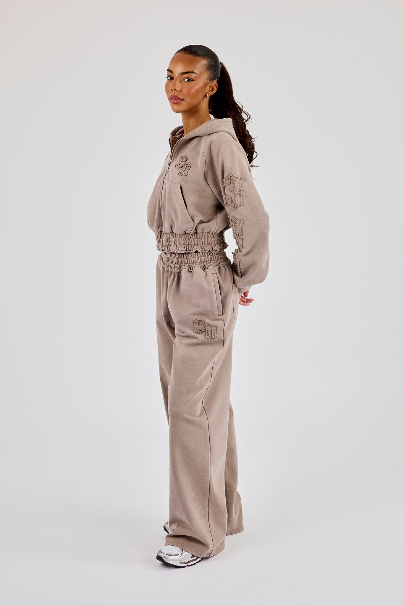 Applikationen, locker fallender Jogginganzug mit weitem Bein – Verwaschenes Taupe