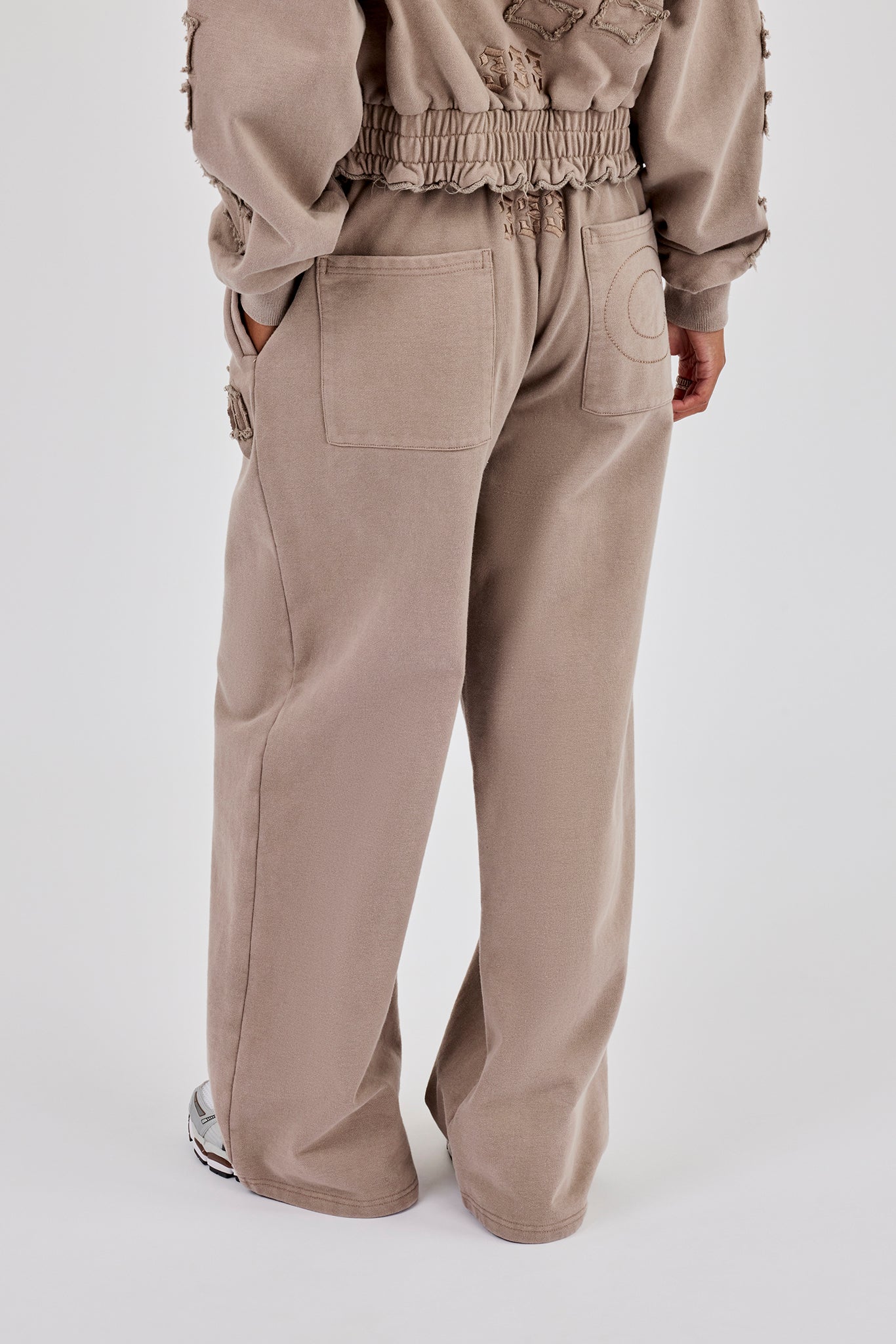 Applikationen, locker fallender Jogginganzug mit weitem Bein – Verwaschenes Taupe