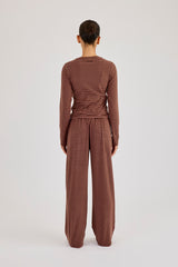 Rosa gestreiftes, weiches Langarmshirt und Jogginghose mit weitem Bein und Knopfdetails – Schokoladenbraun