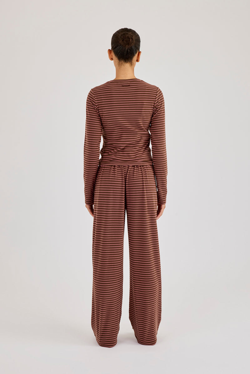 Rosa gestreiftes, weiches Langarmshirt und Jogginghose mit weitem Bein und Knopfdetails – Schokoladenbraun