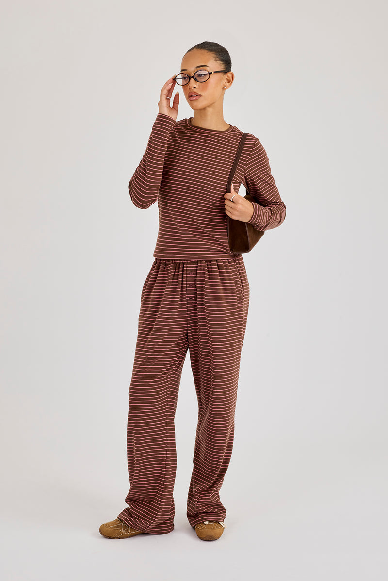 Jogginghose mit weitem Bein, rosa-weiß gestreift, mit Soft-Touch-Knopfdetails und weitem Bein – Schokoladenbraun