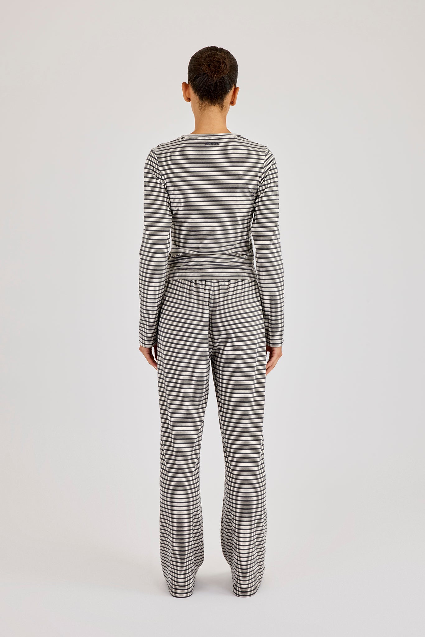 Gestreiftes Langarmshirt mit weichem Griff und Jogginghose mit weitem Bein und Knopfdetails – Grau