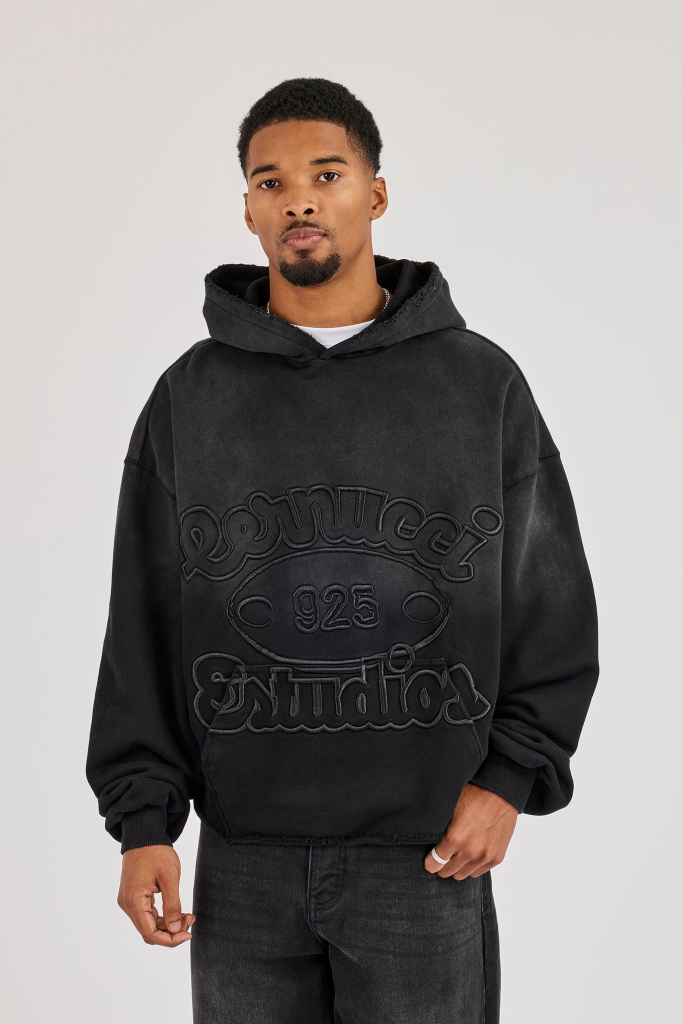 Verwaschener, bestickter, kastenförmiger Hoodie - Schwarz