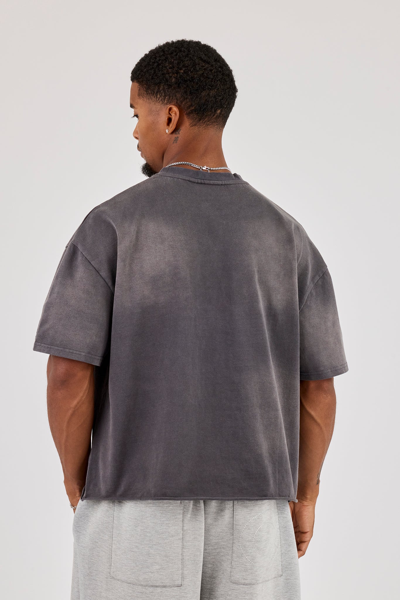 T-Shirt mit verwaschenem, besticktem Muster - Grau