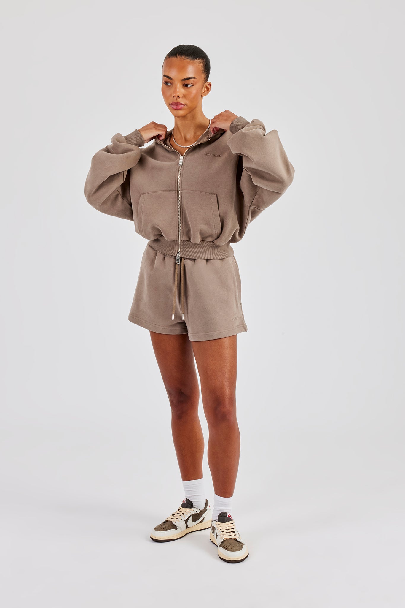 Cernucci – Kurzer Hoodie und Shorts mit durchgehendem Reißverschluss – Taupe