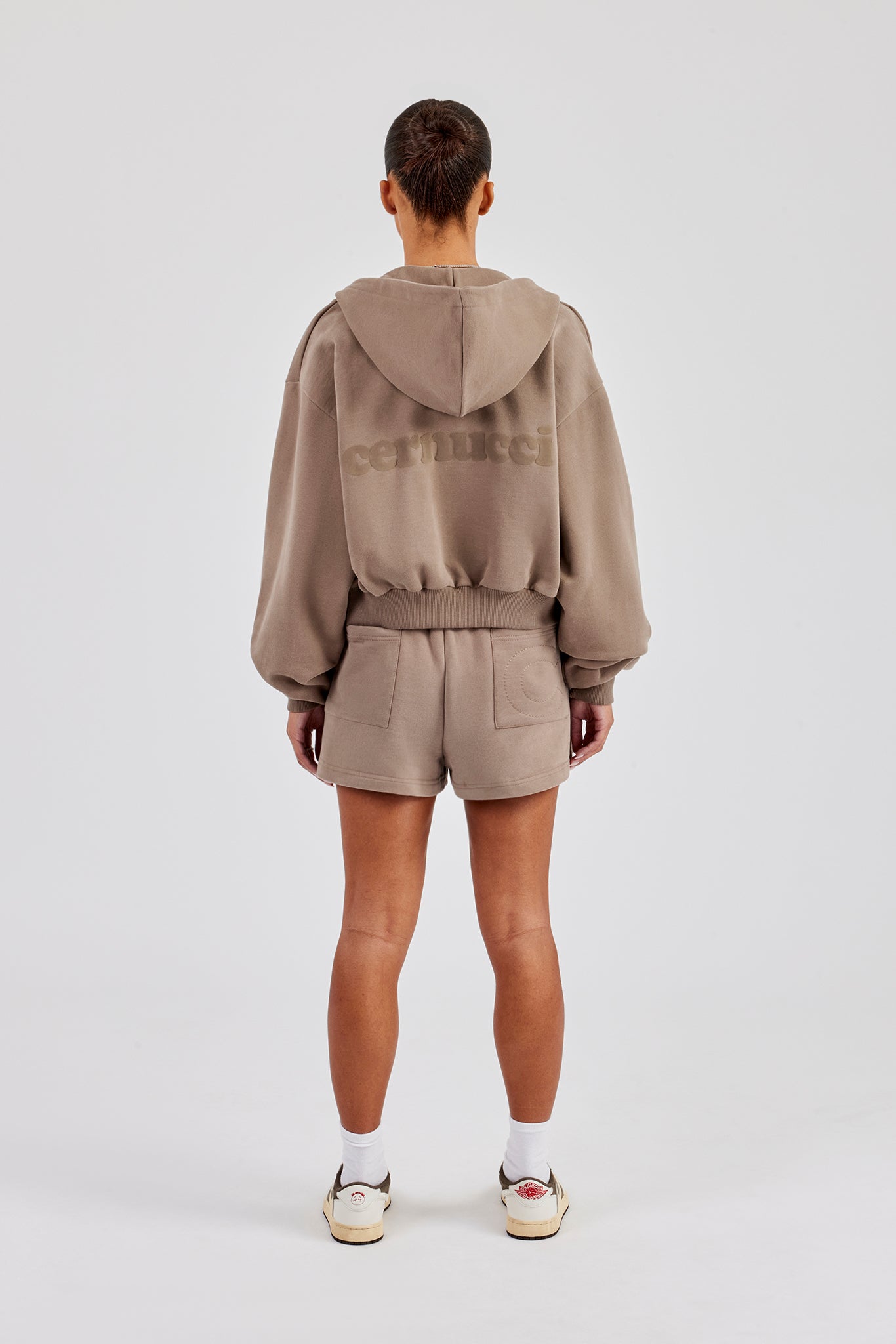 Cernucci – Kurzer Hoodie und Shorts mit durchgehendem Reißverschluss – Taupe
