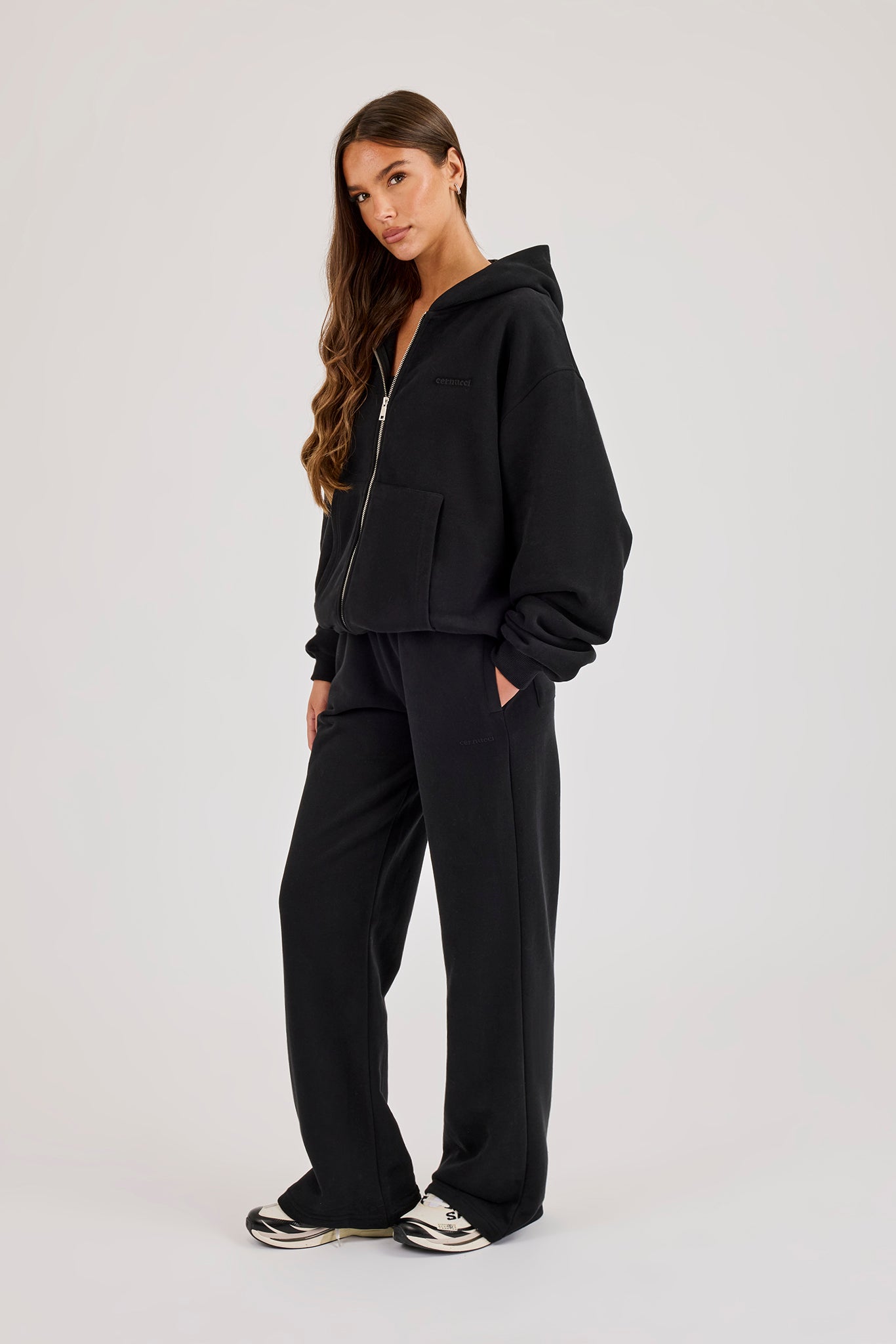 Oversize-Kapuzenpullover mit durchgehendem Reißverschluss und bestickter Jogginghose mit weitem Bein - Schwarz