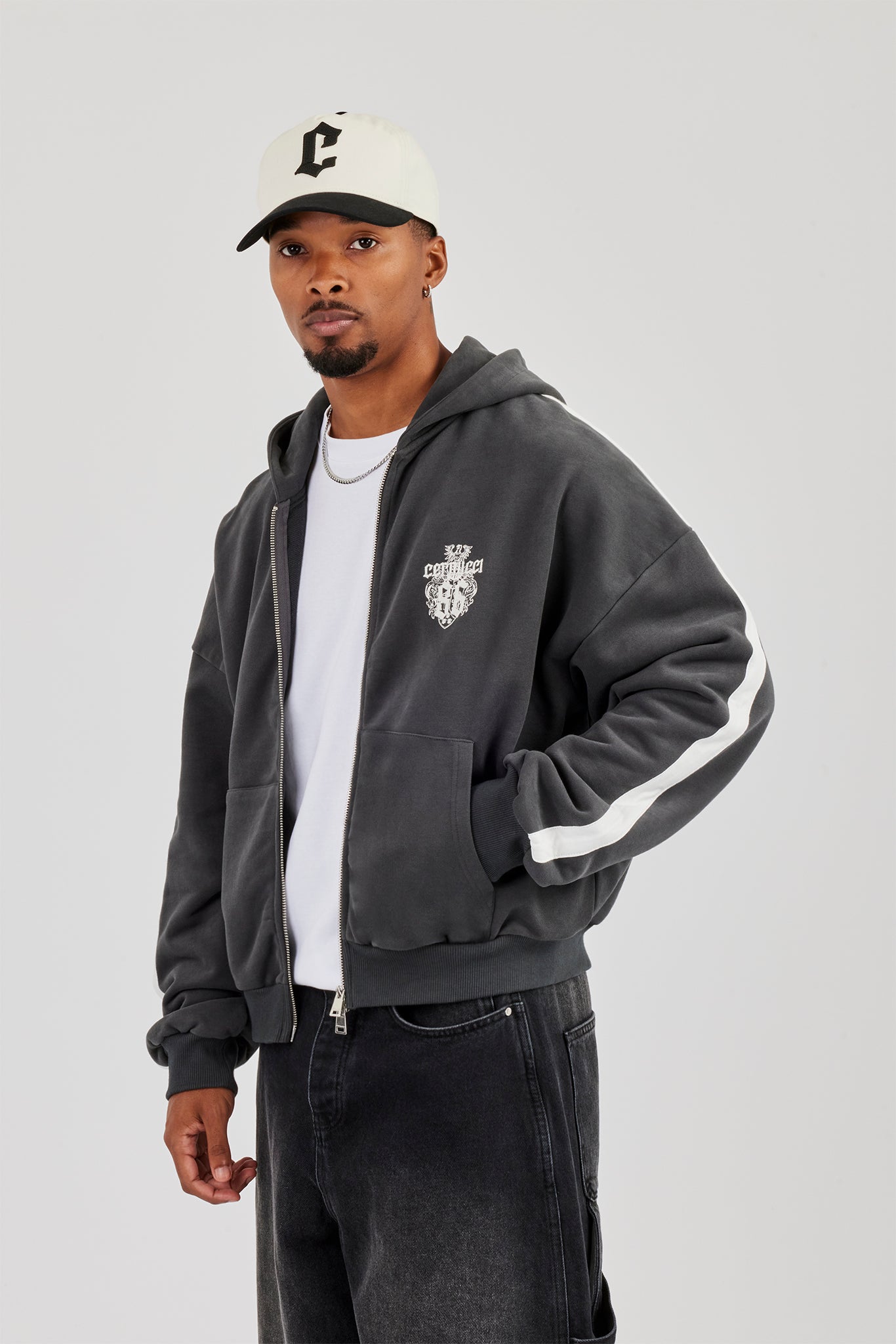 86 – Kastenförmiger Kapuzenpullover mit durchgehendem Reißverschluss und Taping – Anthrazit