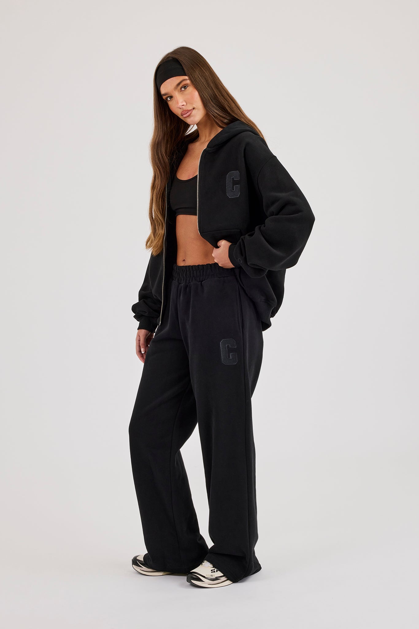 C Bestickter Kapuzenpullover mit Reißverschluss und Jogginghose mit weitem Bein – Schwarz