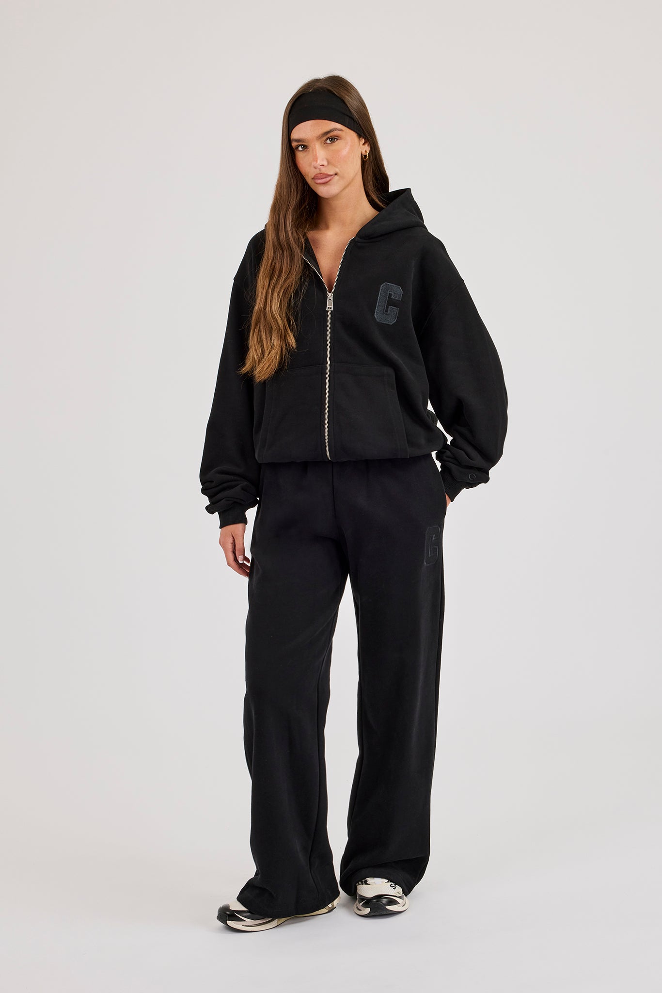 C Bestickter Kapuzenpullover mit Reißverschluss und Jogginghose mit weitem Bein – Schwarz