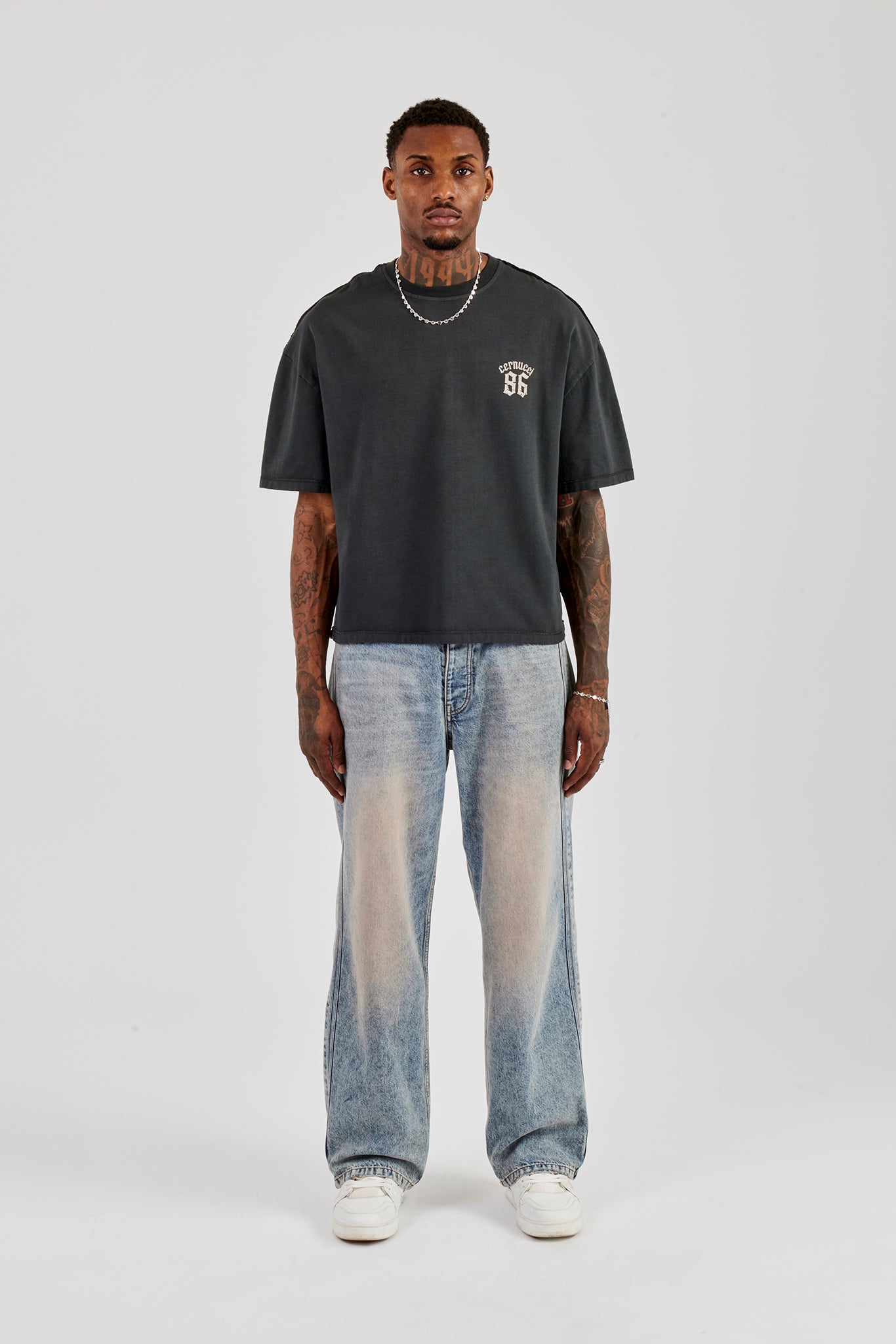 T-Shirt mit verwaschenem Print und kastigem Schnitt - Anthrazit