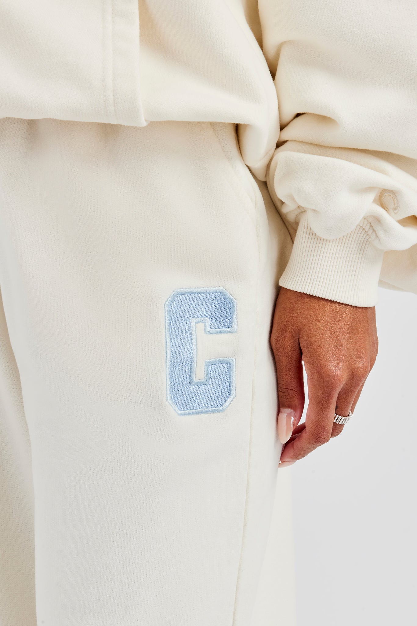 Jogginghose mit C-Stickerei - Off White