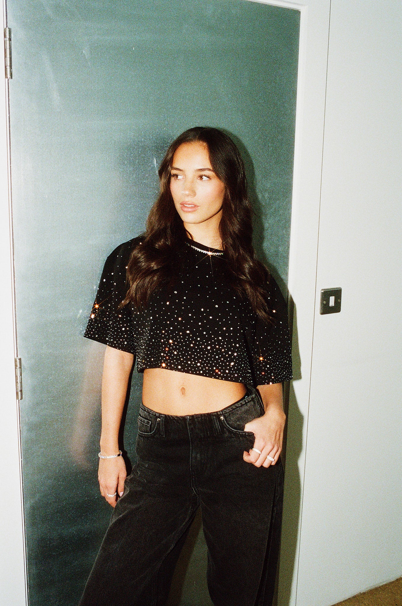 Schwarzes, kurzes Strass-T-Shirt