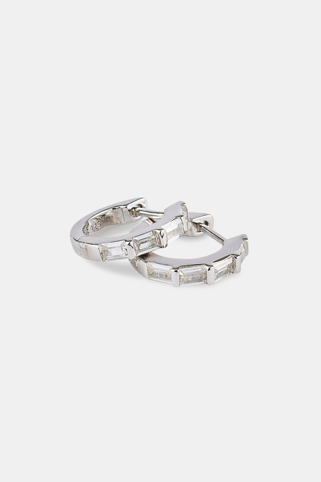 Huggie-Ohrringe mit vereisten Baguette-Steinen – 10 mm