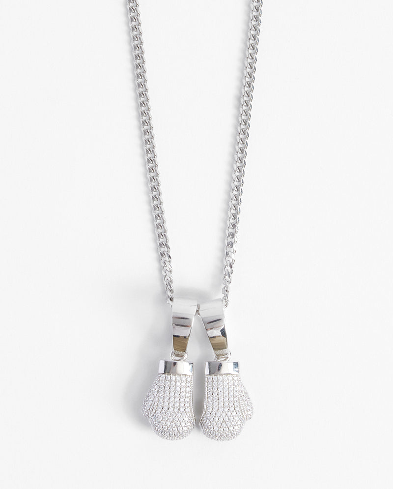 Halskette mit vereisten Boxhandschuhen