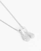 Halskette mit vereisten Boxhandschuhen