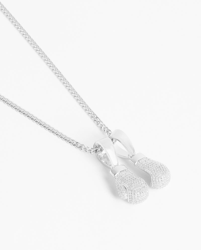 Halskette mit vereisten Boxhandschuhen