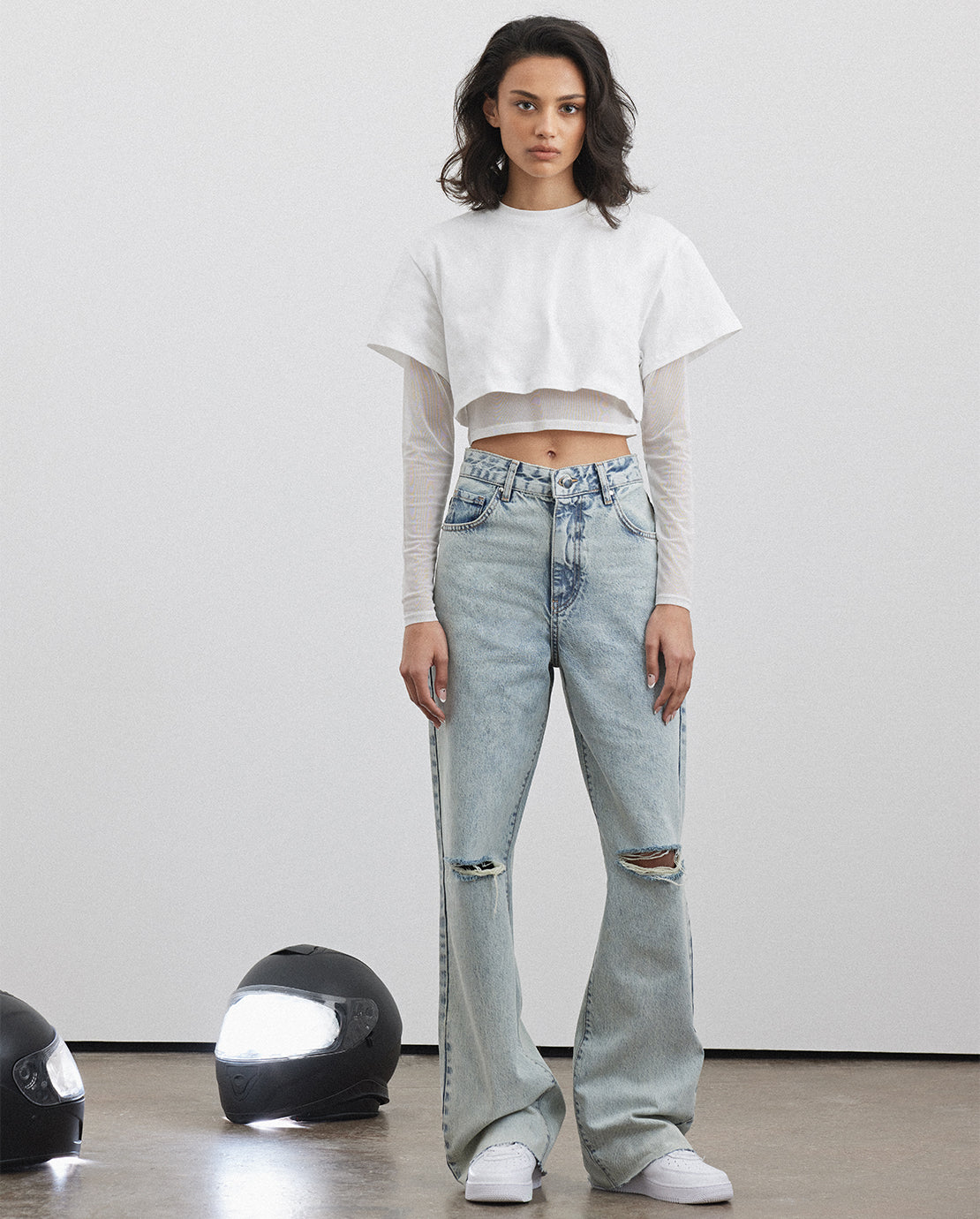 Doppellagiges Crop Top mit Netzärmeln - Weiß