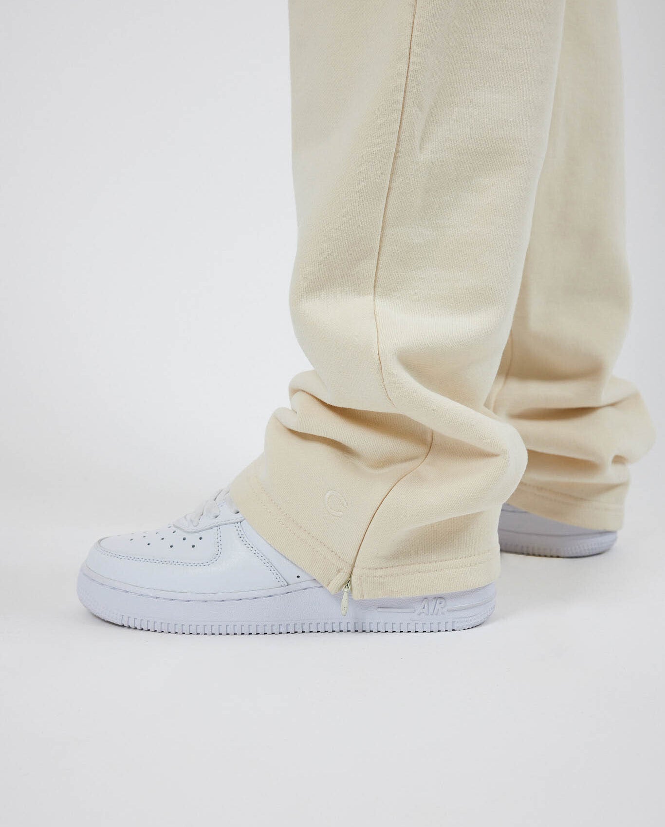 Cernucci Jogger mit geteiltem Saum – Ecru